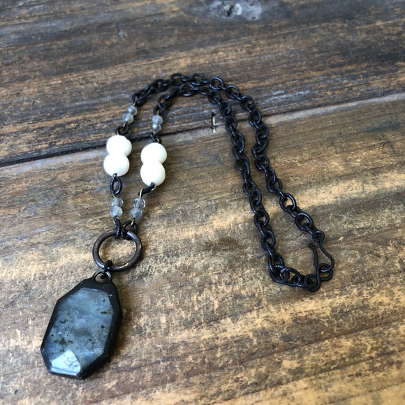 Labradorite and Pearl Gemstone Necklace - Picture 2 of 8